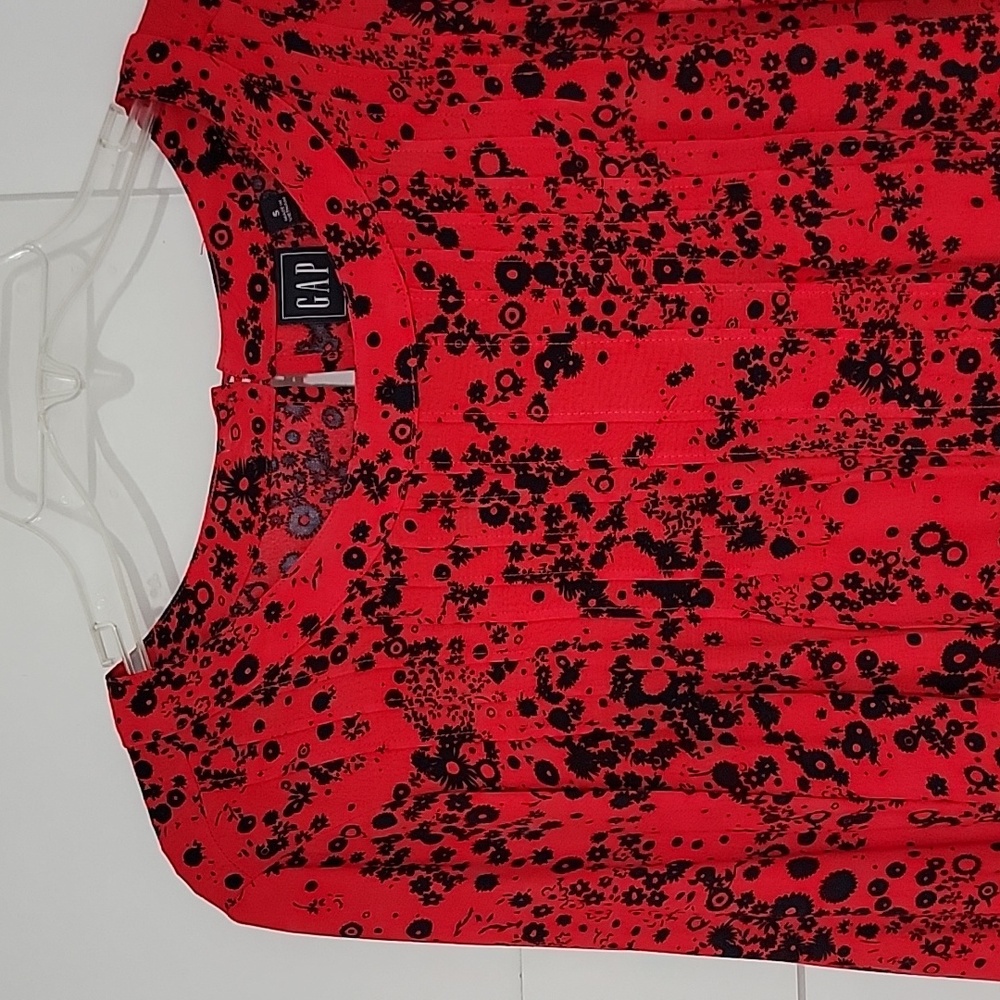 GAP NWOT Pattern Keyhole Top, Size S - Picture 2 of 5